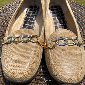 Vionic Alda, NWOT, Gold metallic loafer slip on.